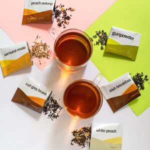 Verskeie teesakkies, insluitend Black and White Peach Irish Breakfast Tea and Green Tea